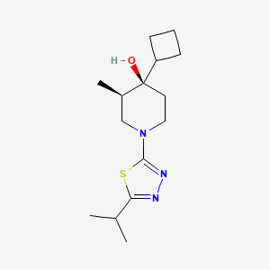 molecular formula C15H25N3OS B5520045 (3R*,4R*)-4-cyclobutyl-1-(5-isopropyl-1,3,4-thiadiazol-2-yl)-3-methylpiperidin-4-ol 