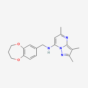 molecular formula C19H22N4O2 B5520111 N-(3,4-二氢-2H-1,5-苯并二氧杂戊环-7-基甲基)-2,3,5-三甲基吡唑并[1,5-a]嘧啶-7-胺 