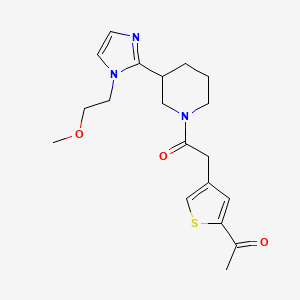 molecular formula C19H25N3O3S B5520629 1-[4-(2-{3-[1-(2-methoxyethyl)-1H-imidazol-2-yl]piperidin-1-yl}-2-oxoethyl)-2-thienyl]ethanone 