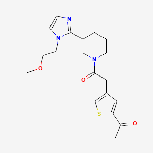 molecular formula C19H25N3O3S B5520629 1-[4-(2-{3-[1-(2-甲氧基乙基)-1H-咪唑-2-基]哌啶-1-基}-2-氧代乙基)-2-噻吩基]乙酮 