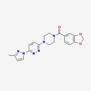 molecular formula C20H20N6O3 B5521384 3-[4-(1,3-benzodioxol-5-ylcarbonyl)-1-piperazinyl]-6-(3-methyl-1H-pyrazol-1-yl)pyridazine 