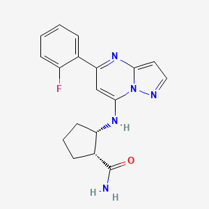 molecular formula C18H18FN5O B5521455 (1R*,2S*)-2-{[5-(2-氟苯基)吡唑并[1,5-a]嘧啶-7-基]氨基}环戊烷甲酰胺 