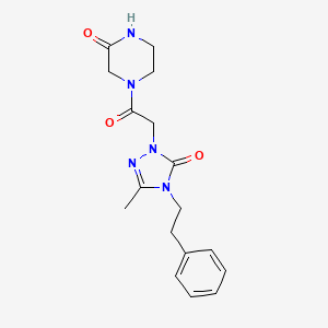 molecular formula C17H21N5O3 B5521470 4-{[3-methyl-5-oxo-4-(2-phenylethyl)-4,5-dihydro-1H-1,2,4-triazol-1-yl]acetyl}-2-piperazinone 