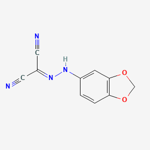 molecular formula C10H6N4O2 B5521686 (1,3-benzodioxol-5-ylhydrazono)malononitrile 