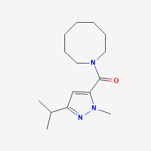 molecular formula C15H25N3O B5524911 1-[(3-isopropyl-1-methyl-1H-pyrazol-5-yl)carbonyl]azocane 