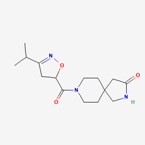 molecular formula C15H23N3O3 B5524953 8-[(3-isopropyl-4,5-dihydro-5-isoxazolyl)carbonyl]-2,8-diazaspiro[4.5]decan-3-one 