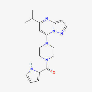 molecular formula C18H22N6O B5525355 5-isopropyl-7-[4-(1H-pyrrol-2-ylcarbonyl)piperazin-1-yl]pyrazolo[1,5-a]pyrimidine 