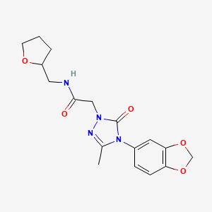 molecular formula C17H20N4O5 B5525962 2-[4-(1,3-benzodioxol-5-yl)-3-methyl-5-oxo-4,5-dihydro-1H-1,2,4-triazol-1-yl]-N-(tetrahydro-2-furanylmethyl)acetamide 