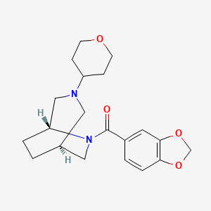 molecular formula C20H26N2O4 B5526732 (1S*,5R*)-6-(1,3-苯并二氧杂环-5-基羰基)-3-(四氢-2H-吡喃-4-基)-3,6-二氮杂双环[3.2.2]壬烷 