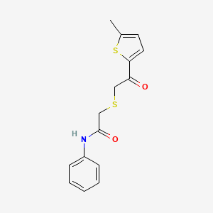 molecular formula C15H15NO2S2 B5526758 2-{[2-(5-methyl-2-thienyl)-2-oxoethyl]thio}-N-phenylacetamide 