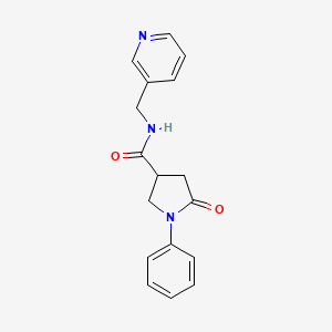 molecular formula C17H17N3O2 B5526794 5-oxo-1-phenyl-N-(3-pyridinylmethyl)-3-pyrrolidinecarboxamide 