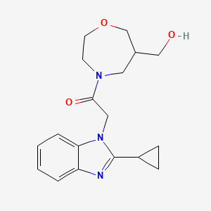 molecular formula C18H23N3O3 B5526842 {4-[(2-cyclopropyl-1H-benzimidazol-1-yl)acetyl]-1,4-oxazepan-6-yl}methanol 