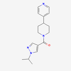 molecular formula C17H22N4O B5526926 4-{1-[(1-isopropyl-1H-pyrazol-4-yl)carbonyl]-4-piperidinyl}pyridine 