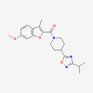 molecular formula C21H25N3O4 B5530102 4-(3-isopropyl-1,2,4-oxadiazol-5-yl)-1-[(6-methoxy-3-methyl-1-benzofuran-2-yl)carbonyl]piperidine 