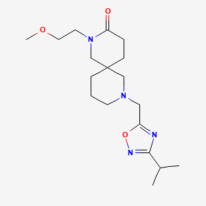 molecular formula C18H30N4O3 B5530376 8-[(3-isopropyl-1,2,4-oxadiazol-5-yl)methyl]-2-(2-methoxyethyl)-2,8-diazaspiro[5.5]undecan-3-one 