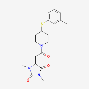 molecular formula C19H25N3O3S B5531423 1,3-dimethyl-5-(2-{4-[(3-methylphenyl)thio]-1-piperidinyl}-2-oxoethyl)-2,4-imidazolidinedione 