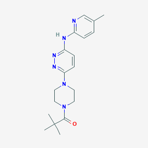 molecular formula C19H26N6O B5531649 6-[4-(2,2-dimethylpropanoyl)-1-piperazinyl]-N-(5-methyl-2-pyridinyl)-3-pyridazinamine 