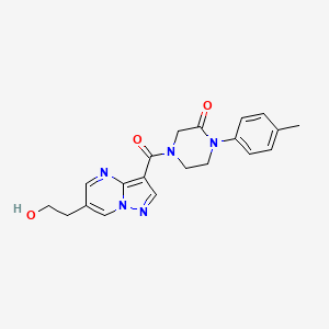 molecular formula C20H21N5O3 B5532091 4-{[6-(2-hydroxyethyl)pyrazolo[1,5-a]pyrimidin-3-yl]carbonyl}-1-(4-methylphenyl)-2-piperazinone 