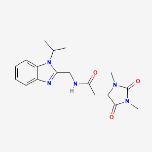 molecular formula C18H23N5O3 B5533098 2-(1,3-dimethyl-2,5-dioxo-4-imidazolidinyl)-N-[(1-isopropyl-1H-benzimidazol-2-yl)methyl]acetamide 