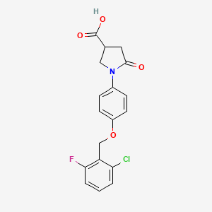 molecular formula C18H15ClFNO4 B5535159 1-{4-[(2-chloro-6-fluorobenzyl)oxy]phenyl}-5-oxo-3-pyrrolidinecarboxylic acid 