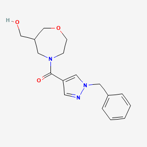molecular formula C17H21N3O3 B5537766 4-[(1-苄基-1H-吡唑-4-基)羰基]-1,4-恶杂环己烷-6-基}甲醇 