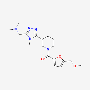 molecular formula C18H27N5O3 B5538966 1-(5-{1-[5-(甲氧基甲基)-2-呋喃酰基]哌啶-3-基}-4-甲基-4H-1,2,4-三唑-3-基)-N,N-二甲基甲胺 