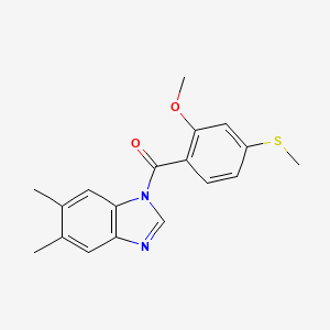 molecular formula C18H18N2O2S B5540342 1-[2-甲氧基-4-(甲硫基)苯甲酰]-5,6-二甲基-1H-苯并咪唑 