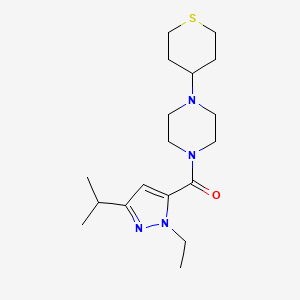 molecular formula C18H30N4OS B5540497 1-[(1-ethyl-3-isopropyl-1H-pyrazol-5-yl)carbonyl]-4-(tetrahydro-2H-thiopyran-4-yl)piperazine 