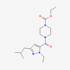 molecular formula C17H28N4O3 B5542032 ethyl 4-[(1-ethyl-3-isobutyl-1H-pyrazol-5-yl)carbonyl]-1-piperazinecarboxylate 