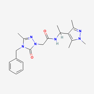 molecular formula C20H26N6O2 B5542958 2-(4-benzyl-3-methyl-5-oxo-4,5-dihydro-1H-1,2,4-triazol-1-yl)-N-[1-(1,3,5-trimethyl-1H-pyrazol-4-yl)ethyl]acetamide 