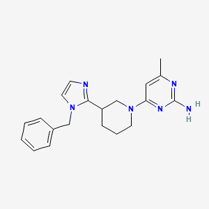 molecular formula C20H24N6 B5543164 4-[3-(1-苄基-1H-咪唑-2-基)-1-哌啶基]-6-甲基-2-嘧啶胺 