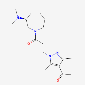 molecular formula C18H30N4O2 B5543710 1-(1-{3-[(3S)-3-(二甲氨基)氮杂环戊-1-基]-3-氧代丙基}-3,5-二甲基-1H-吡唑-4-基)乙酮 
