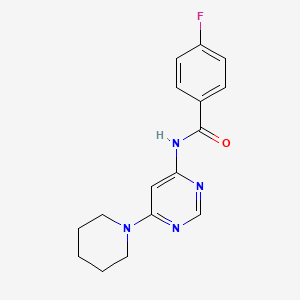 molecular formula C16H17FN4O B5544764 4-氟-N-[6-(1-哌啶基)-4-嘧啶基]苯甲酰胺 
