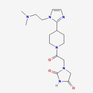 molecular formula C17H26N6O3 B5546717 1-[2-(4-{1-[2-(dimethylamino)ethyl]-1H-imidazol-2-yl}-1-piperidinyl)-2-oxoethyl]-2,4-imidazolidinedione 
