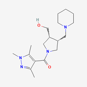 molecular formula C18H30N4O2 B5547305 {(3R*,4R*)-4-(哌啶-1-基甲基)-1-[(1,3,5-三甲基-1H-吡唑-4-基)羰基]吡咯烷-3-基}甲醇 