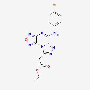 molecular formula C15H12BrN7O3 B5547338 乙酸[5-[(4-溴苯基)氨基][1,2,5]恶二唑并[3,4-e][1,2,4]三唑并[4,3-a]吡嗪-8-基] 
