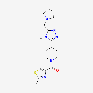 molecular formula C18H26N6OS B5547427 4-[4-methyl-5-(pyrrolidin-1-ylmethyl)-4H-1,2,4-triazol-3-yl]-1-[(2-methyl-1,3-thiazol-4-yl)carbonyl]piperidine 