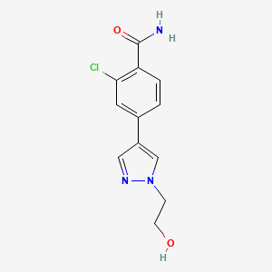 molecular formula C12H12ClN3O2 B5547434 2-氯-4-[1-(2-羟乙基)-1H-吡唑-4-基]苯甲酰胺 