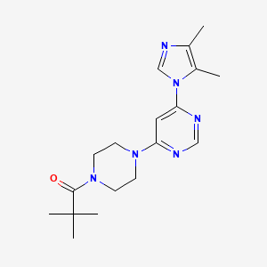 molecular formula C18H26N6O B5547527 4-(4,5-二甲基-1H-咪唑-1-基)-6-[4-(2,2-二甲基丙酰)-1-哌嗪基]嘧啶 