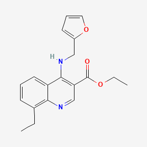 molecular formula C19H20N2O3 B5547909 8-乙基-4-[(2-呋喃甲基)氨基]-3-喹啉羧酸乙酯 