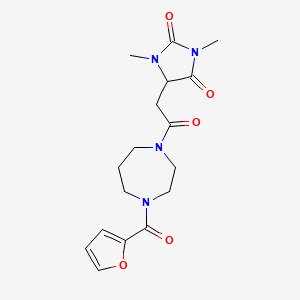 molecular formula C17H22N4O5 B5548327 5-{2-[4-(2-呋喃甲酰基)-1,4-二氮杂环戊烷-1-基]-2-氧代乙基}-1,3-二甲基-2,4-咪唑烷二酮 