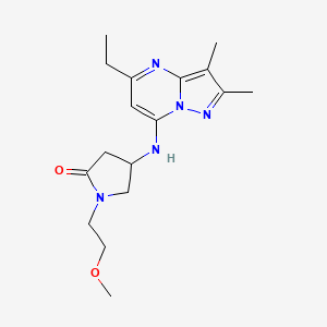 molecular formula C17H25N5O2 B5548344 4-[(5-ethyl-2,3-dimethylpyrazolo[1,5-a]pyrimidin-7-yl)amino]-1-(2-methoxyethyl)pyrrolidin-2-one 