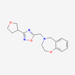 molecular formula C16H19N3O3 B5549758 4-{[3-(tetrahydrofuran-3-yl)-1,2,4-oxadiazol-5-yl]methyl}-2,3,4,5-tetrahydro-1,4-benzoxazepine 