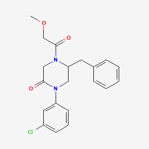 molecular formula C20H21ClN2O3 B5549974 5-苄基-1-(3-氯苯基)-4-(甲氧基乙酰基)-2-哌嗪酮 