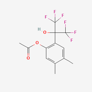 molecular formula C13H12F6O3 B5550778 4,5-二甲基-2-[2,2,2-三氟-1-羟基-1-(三氟甲基)乙基]苯基乙酸酯 