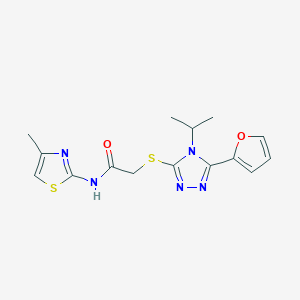 molecular formula C15H17N5O2S2 B5551036 2-{[5-(2-furyl)-4-isopropyl-4H-1,2,4-triazol-3-yl]thio}-N-(4-methyl-1,3-thiazol-2-yl)acetamide 