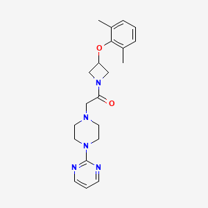 molecular formula C21H27N5O2 B5552524 2-(4-{2-[3-(2,6-二甲基苯氧基)-1-氮杂环丁基]-2-氧代乙基}-1-哌嗪基)嘧啶 