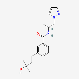 molecular formula C18H25N3O2 B5553518 3-(3-羟基-3-甲基丁基)-N-[1-甲基-2-(1H-吡唑-1-基)乙基]苯甲酰胺 