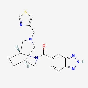 molecular formula C18H20N6OS B5553648 5-{[(1S*,5R*)-3-(1,3-噻唑-4-基甲基)-3,6-二氮杂双环[3.2.2]壬-6-基]羰基}-1H-1,2,3-苯并三唑 