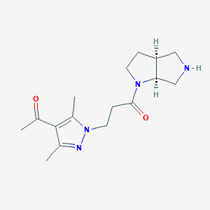 molecular formula C16H24N4O2 B5553954 1-(1-{3-[rel-(3aS,6aS)-hexahydropyrrolo[3,4-b]pyrrol-1(2H)-yl]-3-oxopropyl}-3,5-dimethyl-1H-pyrazol-4-yl)ethanone hydrochloride 